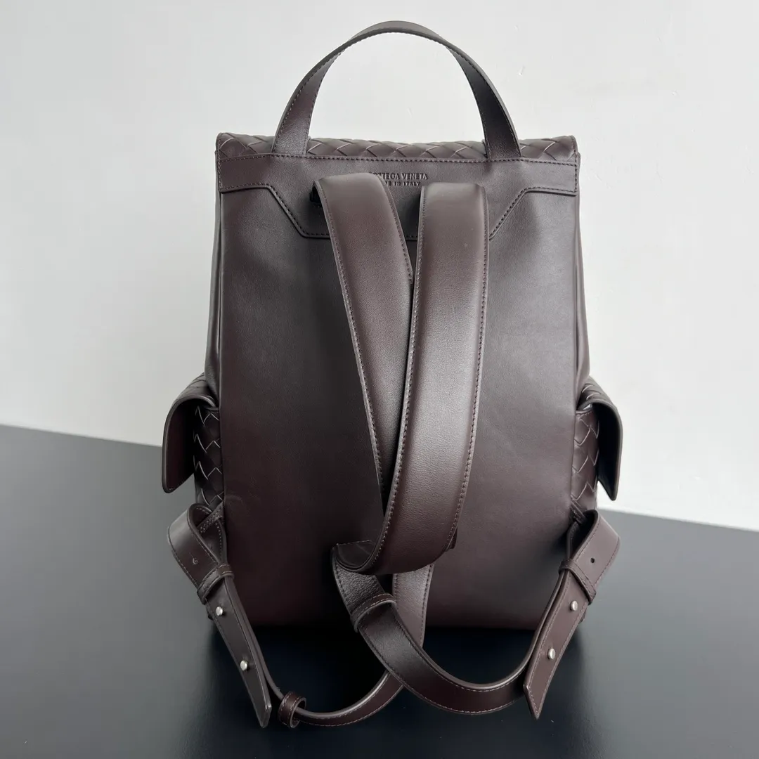 Batch 2560 #BV new men's backpack, super popular 🎒805971 ~ Made of soft calfskin, purely handmade. The weaving is tight and regular, the texture is three-dimensional, and the taste is low-key. 💥Hidden magnetic buckle opening and closing and multi-compartment storage allow for seamless switching between business and commuting. The interior is made of canvas that is wear-resistant and durable. It is highly recommended to brothers who pursue fashion and practicality. You will never be disappointed 👍 Dimensions: 39x31x14